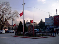 Bayraklar; Tsunami'de ölenler için yarıya çekildi