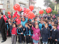 Geyve Kaymakamı Bayrak ve Balon Dağıttı